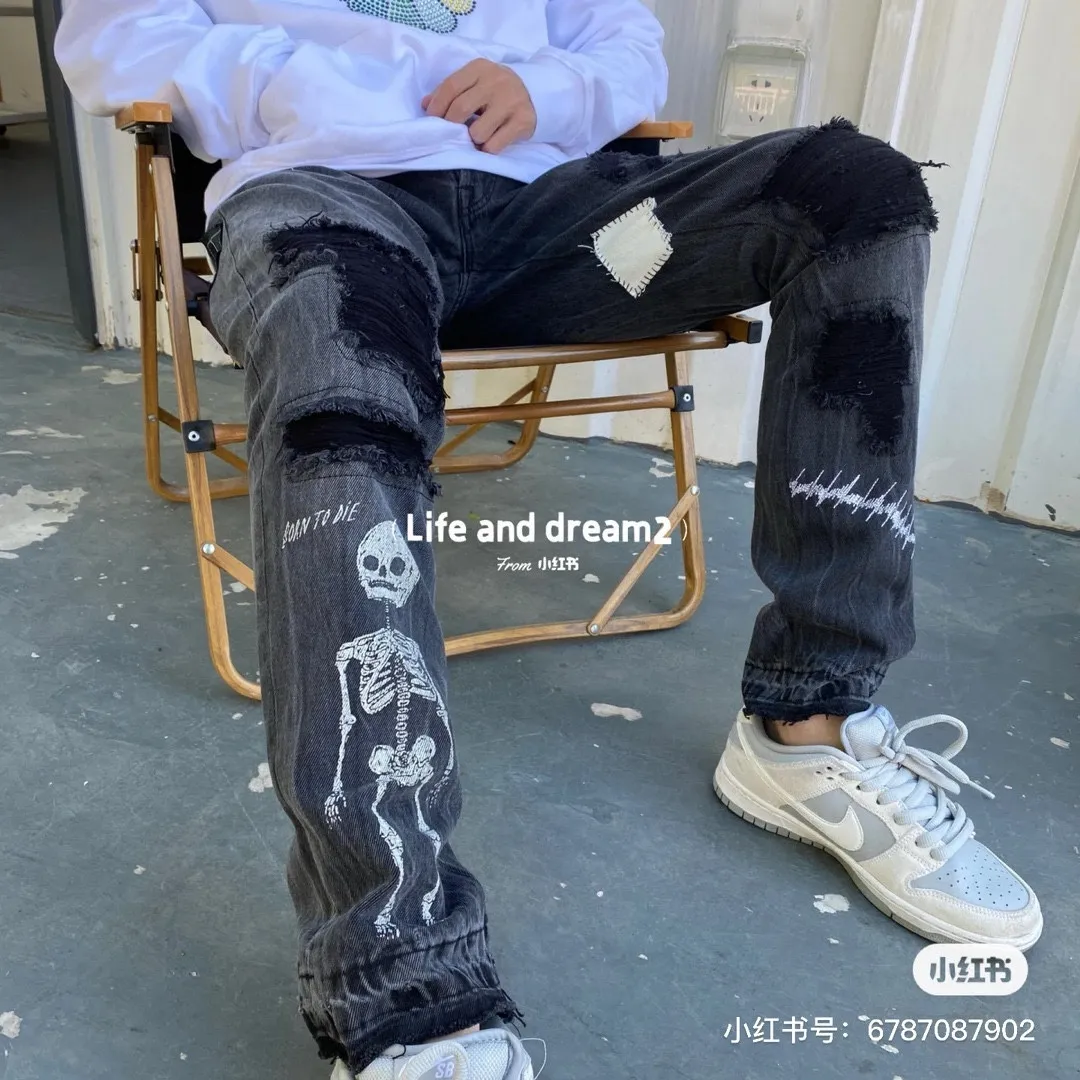 #8020 P246💰 GALLERY DEPT. Skull hand-stitched distressed distressed jeans - Original purchased and patterned to truly restore the ultimate vintage texture - Original hardware accessories, washed and other elevators, QR code analysis are all purchased from the original factory, high degree of restoration, you are welcome to compare with a certain product~ - Three-dimensional version Loose and comfortable, not picky about the figure, tall and slim, factory Seiko, original factory quality control, same style for men and women, can be matched with couples, versatile recommendation Essential jeans for all seasons Color: Distressed Black Size: S-XXL (28-36)